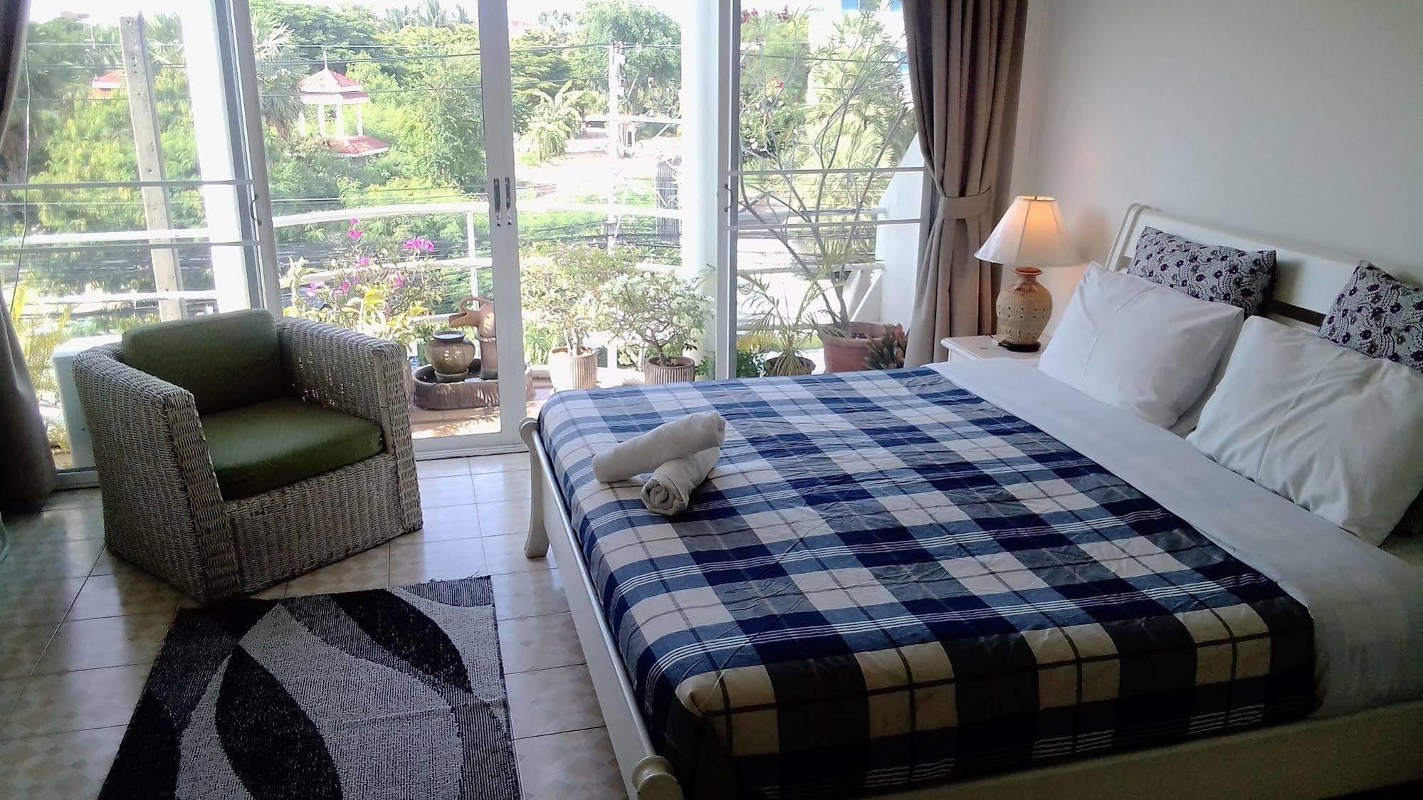 Corner Cafe Bed & Breakfast ホアヒン郡 エクステリア 写真